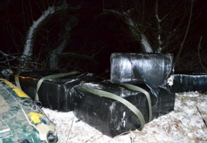 Retineri cu focuri de arma. Doi tineri au incercat sa transporte tigari de contrabanda cu ... barca Retineri cu focuri de arma. Doi tineri au incercat sa transporte tigari de contrabanda cu ... barca