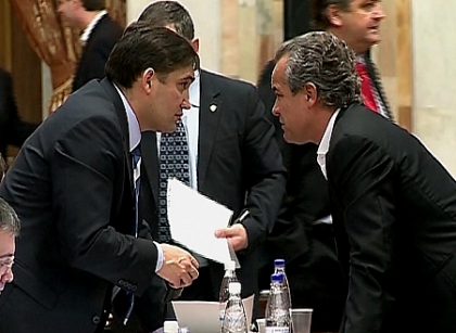 Maraton cu iz electoral la majorarea pensiilor. Deputatii au facut galagie si s-au certat in Parlament Maraton cu iz electoral la majorarea pensiilor. Deputatii au facut galagie si s-au certat in Parlament