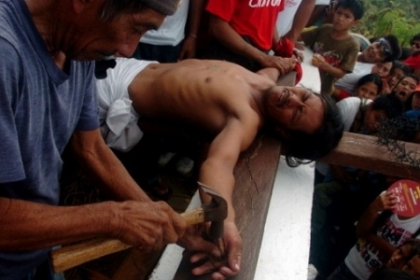IMAGINI SOCANTE! Vinerea Mare in Filipine. Oamenii se crucifica, pentru a evoca patimile lui Isus