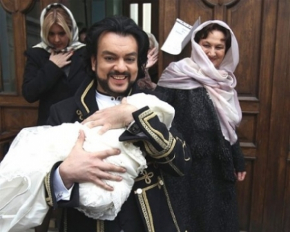 Filip Kirkorov si-a aratat fiul colegilor! Vezi ce fotografie a surprins un paparazzi - FOTO Filip Kirkorov si-a aratat fiul colegilor! Vezi ce fotografie a surprins un paparazzi - FOTO