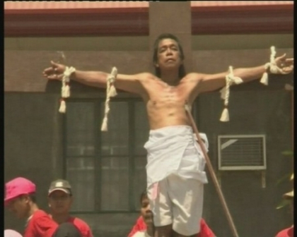 S-au crucificat, iar mainile lor au fost batute in cuie. Ritualul de groaza al catolicilor din Filipine