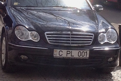 Pentru ei se poate? Vezi cum si-a parcat Mercedesul liderul PL, Mihai Ghimpu. FOTO