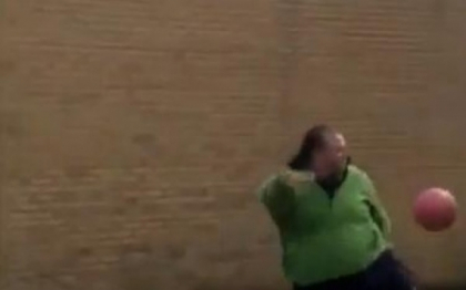 VIDEO. Performanta incredibila a unui barbat obez. Ce trucuri poate face cu mingea de fotbal VIDEO. Performanta incredibila a unui barbat obez. Ce trucuri poate face cu mingea de fotbal