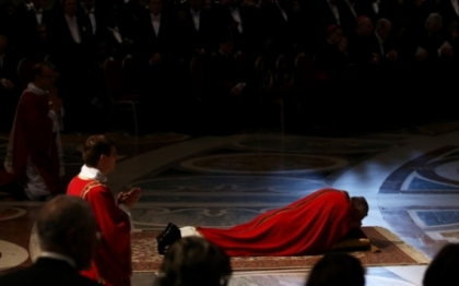 IMAGINEA ZILEI. Papa Francisc, in timpul rugaciunii din Vinerea Mare, in Basilica Sf. Petru