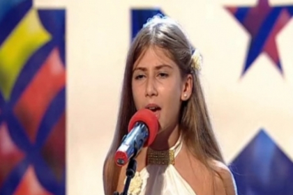 Fata cu voce de inger, desprinsa, parca, din Rai. Pentru cine s-a ridicat Andra de pe scaun - VIDEO
