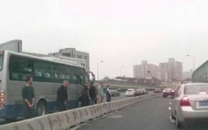 Au blocat traficul unei autostrazi din Shanghai. Ce au facut acesti 6 barbati in mijlocul strazii