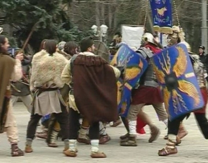Spectacol cu daci si romani in centrul Chisinaului! Cum au reusit cativa actori sa reconstituie istoria Spectacol cu daci si romani in centrul Chisinaului! Cum au reusit cativa actori sa reconstituie istoria