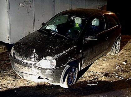 Greu de crezut! Un Opel a doborat DOI stalpi pe strada Podul Inalt din capitala. VIDEO Greu de crezut! Un Opel a doborat DOI stalpi pe strada Podul Inalt din capitala. VIDEO