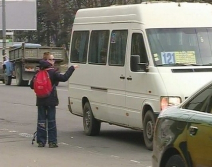 Condamnati la ignoranta. Reactia oamenilor din troleibuze si microbuze la vederea unei persoane cu dizabilitati Condamnati la ignoranta. Reactia oamenilor din troleibuze si microbuze la vederea unei persoane cu dizabilitati