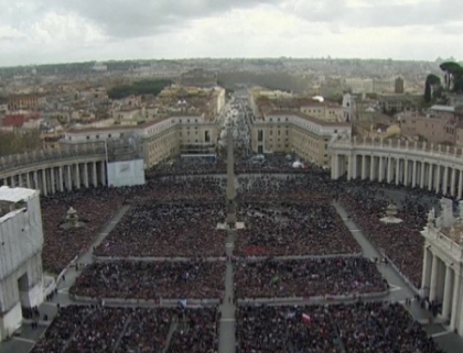 Catolicii din intreaga lume sarbatoresc Pastele. Sute de mii de catolici au venit slujba de la Vatican