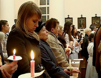 Au venit la catedrala romano-catolica pentru a lua lumina. Cum sarbatoresc Pastele catolicii din Moldova Au venit la catedrala romano-catolica pentru a lua lumina. Cum sarbatoresc Pastele catolicii din Moldova