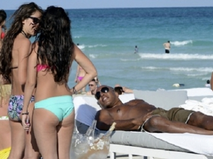 Desprins parca din filmele pentru adulti. Show EROTIC pe o plaja din Miami cu un sportiv olimpic - FOTO