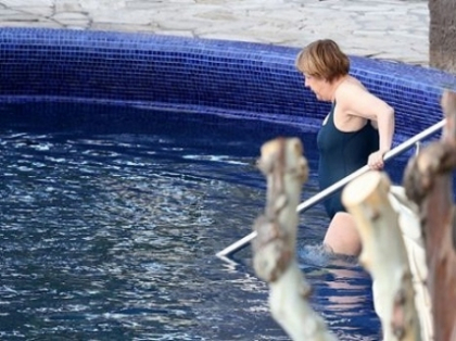 Cancelarul german, surprins in costum de baie, in Italia! Cum arata Angela Merkel la 58 de ani - FOTO Cancelarul german, surprins in costum de baie, in Italia! Cum arata Angela Merkel la 58 de ani - FOTO