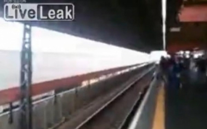 VIDEO. Si-a scapat telefonul mobil pe sinele de la metrou si a coborat sa-l recupereze. Ce a urmat