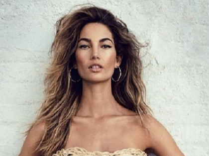 Extrem de hot: Una dintre cele mai cunoscute modele a pozat TOPLESS intr-o rochie de PAIE - FOTO Extrem de hot: Una dintre cele mai cunoscute modele a pozat TOPLESS intr-o rochie de PAIE - FOTO