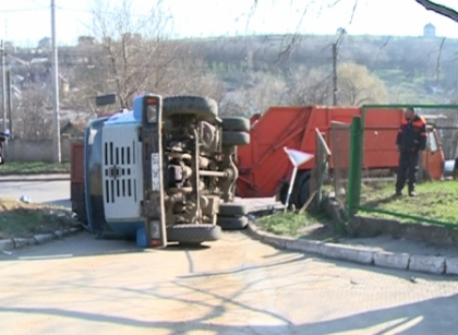 Un camion plin cu gunoi s-a rasturnat la Durlesti! Soferul nu-si poate explica cum a fost posibil Un camion plin cu gunoi s-a rasturnat la Durlesti! Soferul nu-si poate explica cum a fost posibil
