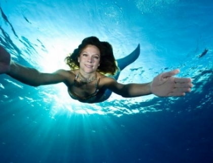 Povestea fabuloasa a femeii care a renuntat la slujba ca sa se transforme in sirena. Cum arata fata ce traieste in apa
