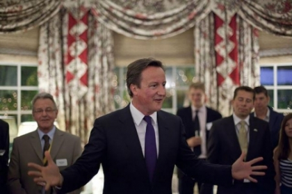 David Cameron, varianta eroica. Premierul britanic a salvat o oaie de la inec