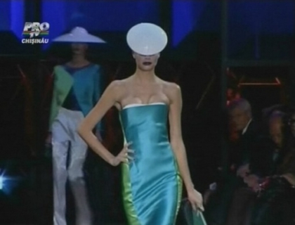 Pe podiumurile de moda din Franta au aparut extraterestri Pe podiumurile de moda din Franta au aparut extraterestri