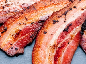 Baconul, crenvurstii si celelalte mezeluri, la fel de cancerigente precum tutunul si gazele de esapament. Anuntul facut de Organizatia Mondiala a Sanatatii