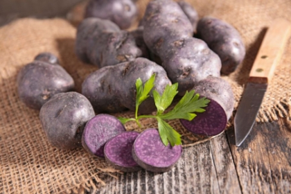 Cartofii mov, de 10 ori mai bogati in antioxidanti decat cei galben sau rosii. Cum ii poti gati