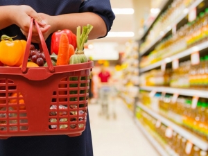 Supermarket-urile din Romania, obligate sa doneze alimentele aflate aproape de data expirarii