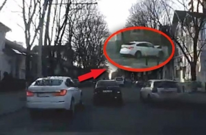 VIDEO. Un BMW se izbeste in plina viteza intr-un copac! Se intampla chiar in centrul capitalei