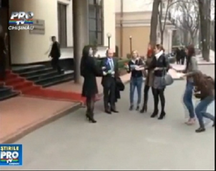 VIDEO. Sau el e scund, sau ele sunt inalte? Vezi cum da Strelet interviu VIDEO. Sau el e scund, sau ele sunt inalte? Vezi cum da Strelet interviu