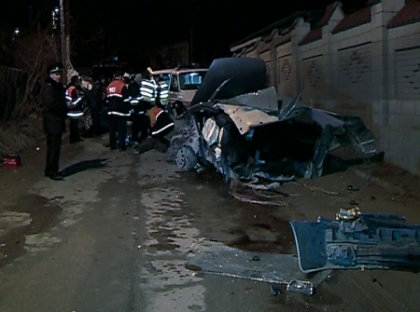 Un Peugeot S-A RUPT IN DOUA pe strada Drumul Schinoasei! Politia: Avea 140 km/h. Un mort si 2 raniti Un Peugeot S-A RUPT IN DOUA pe strada Drumul Schinoasei! Politia: Avea 140 km/h. Un mort si 2 raniti