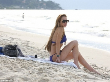 Lindsay Lohan, plina de vanatai! Uite cum au surprins-o paparazii pe o plaja - FOTO Lindsay Lohan, plina de vanatai! Uite cum au surprins-o paparazii pe o plaja - FOTO