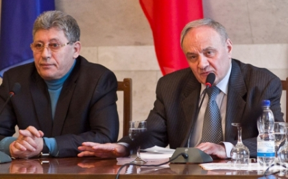 Ghimpu ii da un ultimatum lui Timofti: Daca nu numeste un premier interimar, voi sesiza Curtea Constitutionala Ghimpu ii da un ultimatum lui Timofti: Daca nu numeste un premier interimar, voi sesiza Curtea Constitutionala