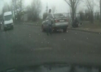 Trece pe rosu, doboara o femeie la pamant si merge mai departe! Uite ce isi permite in trafic Trece pe rosu, doboara o femeie la pamant si merge mai departe! Uite ce isi permite in trafic