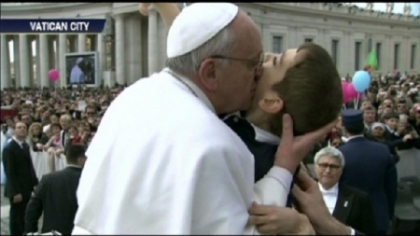Imaginea pe care omenirea nu o va uita niciodata. Gestul uimitor, facut de Papa Francisc