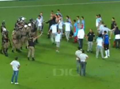 Unde s-a mai vazut asa ceva? Fotbalistii i-au batut pe politisti, chiar pe terenul de joc! 5 retinuti Unde s-a mai vazut asa ceva? Fotbalistii i-au batut pe politisti, chiar pe terenul de joc! 5 retinuti