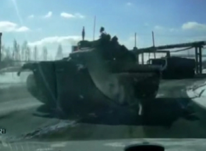 Doar acolo poti vedea asta! Inca un TANC a facut legea in trafic, taindu-le calea masinilor