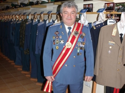 Se mandreste cu costumul lui Vladimir Voronin. Uite ce colectie neobisnuita are un moldovean - VIDEO Se mandreste cu costumul lui Vladimir Voronin. Uite ce colectie neobisnuita are un moldovean - VIDEO