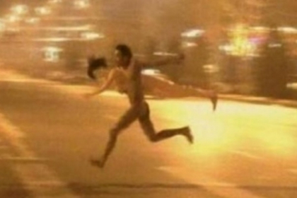 Imagini misterioase! Un barbat gol, cu o papusa gonflabila, fuge de o femeie dezbracata - FOTO
