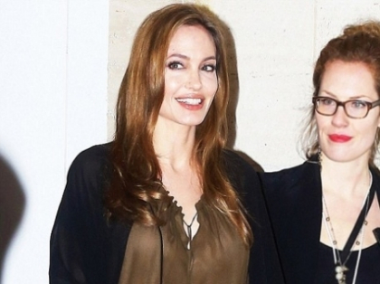 Tinuta Angelinei Jolie este din nou in gura presei. Vezi ce-au surprins paparazii - VIDEO Tinuta Angelinei Jolie este din nou in gura presei. Vezi ce-au surprins paparazii - VIDEO