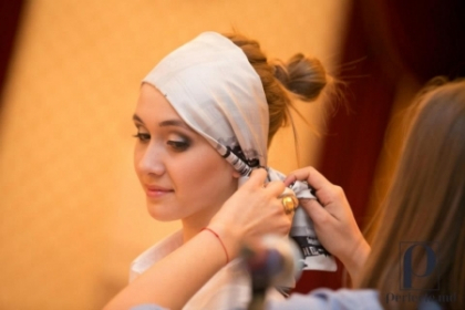 Cum sa porti esarfa cu stil. 17 modalitati de a purta accesoriul prezentate de Gabi-Sofia Conac Cum sa porti esarfa cu stil. 17 modalitati de a purta accesoriul prezentate de Gabi-Sofia Conac