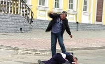 Batut cu piciorele in burta in plina zi! Se intampla chiar in fata Curtii Constitutionale. VIDEO Batut cu piciorele in burta in plina zi! Se intampla chiar in fata Curtii Constitutionale. VIDEO