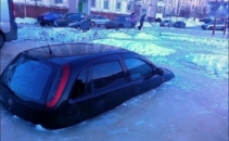 Cel mai nefericit sofer din Rusia. Cum si-a gasit masina in parcare dupa o noapte polara
