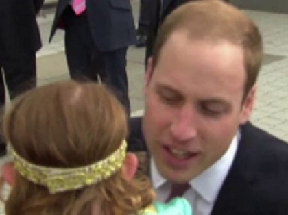 Printul William, refuzat de o fetita pe care a incercat sa o sarute, in timpul unei vizite oficiale Printul William, refuzat de o fetita pe care a incercat sa o sarute, in timpul unei vizite oficiale