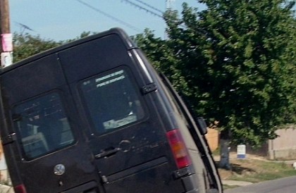 Un microbuz cu 6 moldoveni, lovit in plin de un TIR pe o sosea din Romania. O persoana a murit