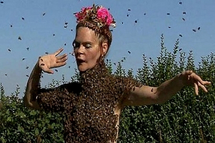 Imagini "dureroase"! O femeie danseaza inconjurata de zeci de mii de albine - VIDEO Imagini "dureroase"! O femeie danseaza inconjurata de zeci de mii de albine - VIDEO