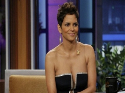 Mamica la 46 de ani! Halle Berry a anuntat ca este insarcinata in 3 luni. Deja i se vede burtica - FOTO Mamica la 46 de ani! Halle Berry a anuntat ca este insarcinata in 3 luni. Deja i se vede burtica - FOTO
