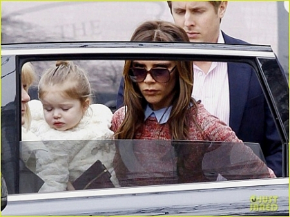 Victoria Beckham a renuntat la silicoane: sanii ei arata ca acum 16 ani - FOTO Victoria Beckham a renuntat la silicoane: sanii ei arata ca acum 16 ani - FOTO