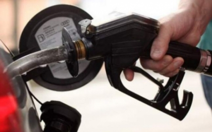 Pretul petrolului a coborat la cel mai mic nivel din ultimele opt luni. De ce nu se ieftineste combustibilul pe piata locala Pretul petrolului a coborat la cel mai mic nivel din ultimele opt luni. De ce nu se ieftineste combustibilul pe piata locala