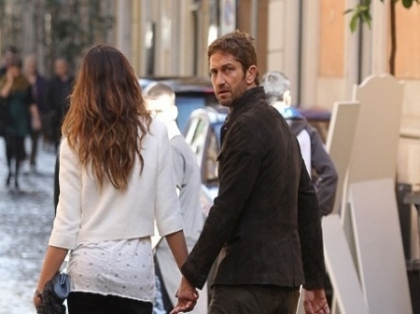 Escapada romantica in Roma. Gerard Butler, de mana cu frumoasa Madalina Ghenea - FOTO Escapada romantica in Roma. Gerard Butler, de mana cu frumoasa Madalina Ghenea - FOTO