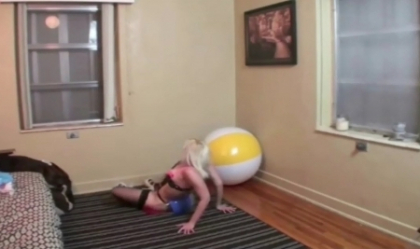 Cel mai penibil Harlem Shake! O blonda voluptoasa a incercat sa fie sexy, dar s-a facut de ras - VIDEO
