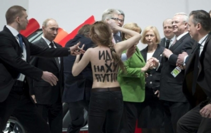 Reactia neasteptata a lui Putin la vederea sanilor activistelor de la Femen Reactia neasteptata a lui Putin la vederea sanilor activistelor de la Femen